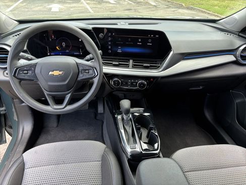 Used 2025 Chevrolet Trax LT image 28