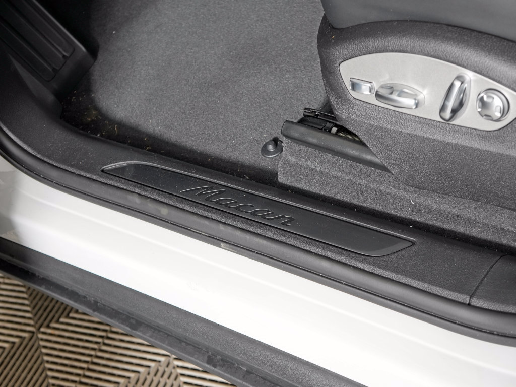 Used 2026 Porsche Macan AWD/4WD image 18