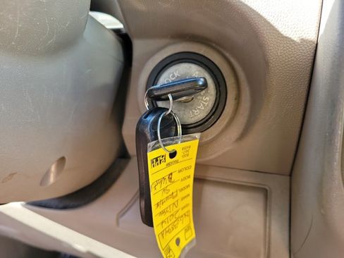 Used 2014 Nissan Frontier SV image 26