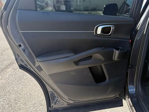 Used 2022 Kia Sorento EX w/ Panoramic Sunroof Package image 12