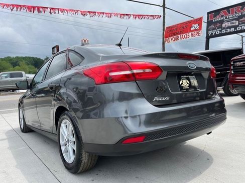 Used 2018 Ford Focus SE w/ Cold Weather Package FWD image 5