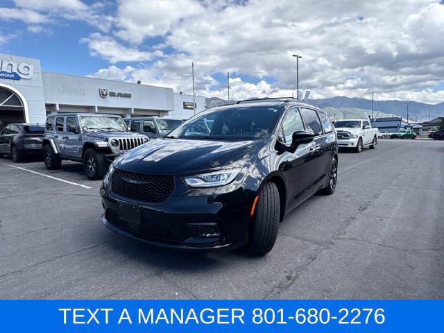 Used 2025 Chrysler Pacifica Limited FWD image 2