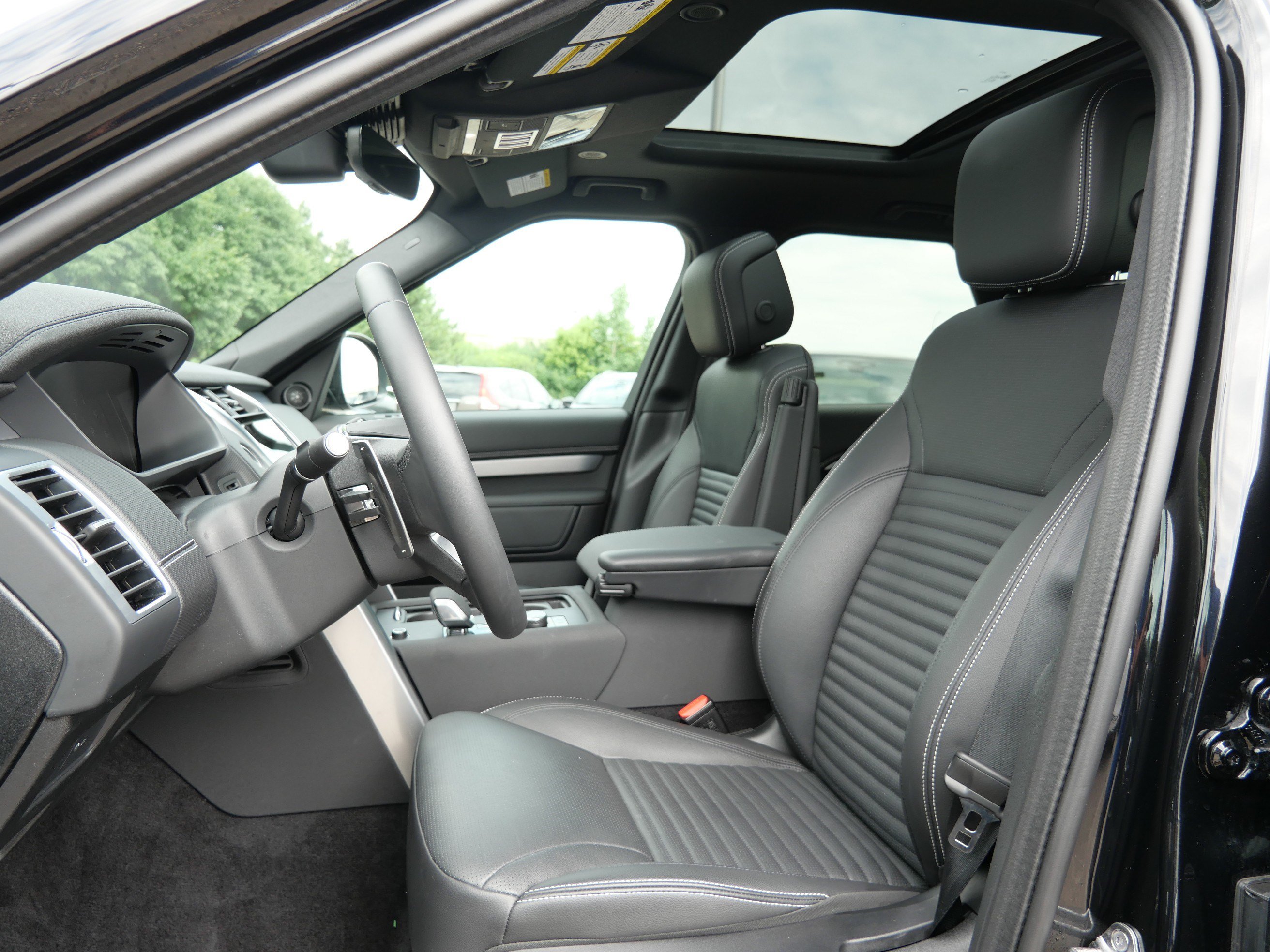 Certified 2025 Land Rover Discovery Dynamic SE AWD/4WD image 12