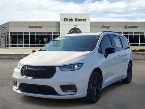 Used 2023 Chrysler Pacifica Limited w/ S Appearance Package image 2