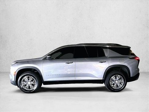 Used 2025 Chevrolet Traverse LT FWD image 6