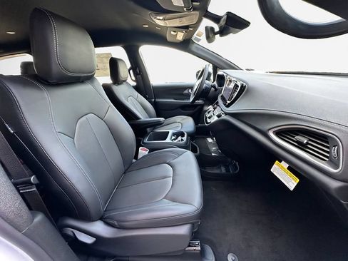 New 2026 Chrysler Pacifica Select FWD image 26