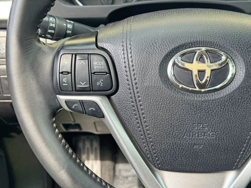 Used 2018 Toyota Highlander Plus AWD/4WD image 19