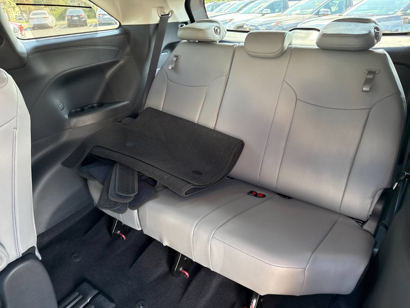 Used 2026 Toyota Sienna XLE FWD image 22