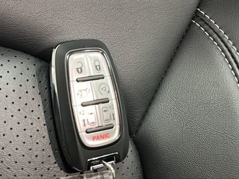 Used 2024 Chrysler Pacifica Limited FWD image 40