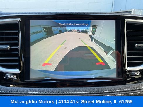 Used 2023 Chrysler Pacifica Limited AWD/4WD image 8