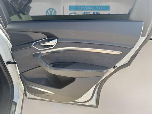 Used 2023 Audi e-tron S Premium Plus image 31