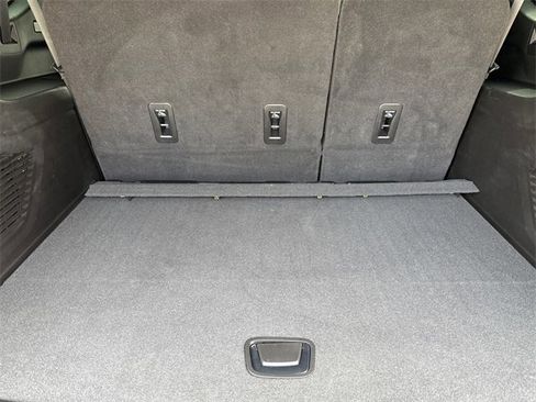 Used 2022 Chevrolet Suburban High Country image 11