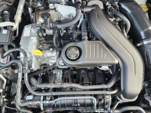 Certified 2025 Volkswagen Taos SE image 26