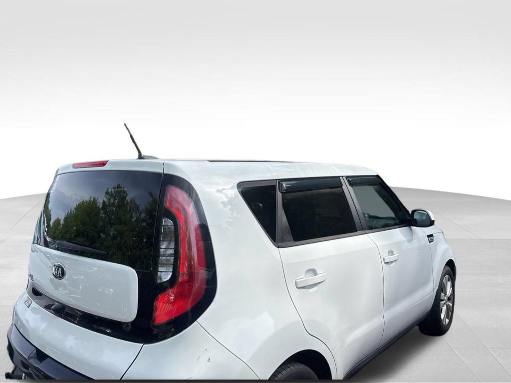 Used 2016 Kia Soul + FWD image 11