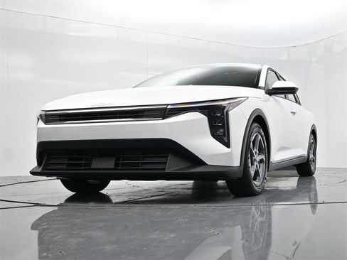 New 2025 Kia K4 LXS image 32