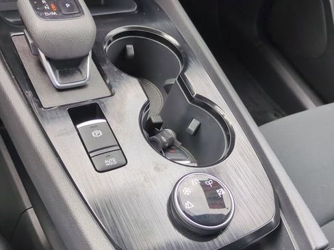 Used 2025 Nissan Rogue S AWD/4WD image 19