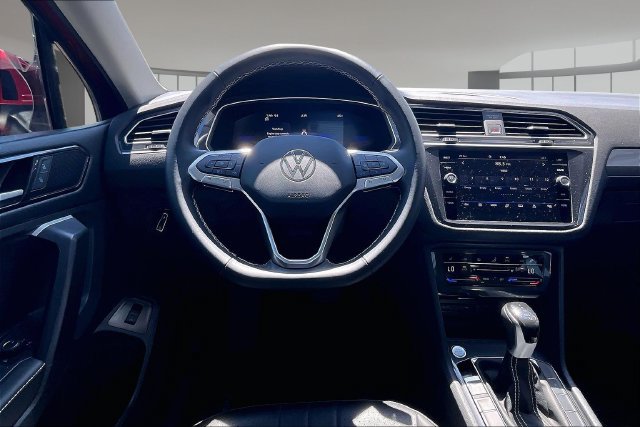 Used 2024 Volkswagen Tiguan SE w/ Panoramic Sunroof Package AWD/4WD image 8