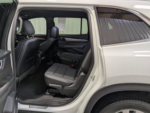 Used 2025 Buick Enclave Preferred image 9