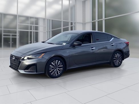 New 2025 Nissan Altima 2.5 SV image 2