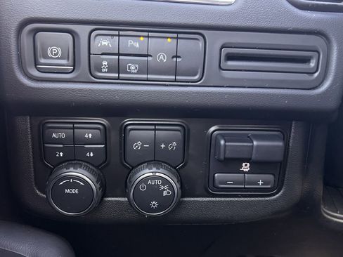 Used 2024 Chevrolet Suburban RST w/ Luxury Package image 28