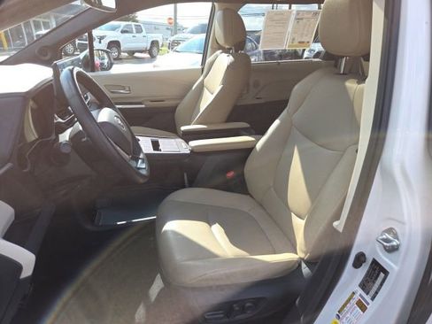 Used 2023 Toyota Sienna XLE image 10