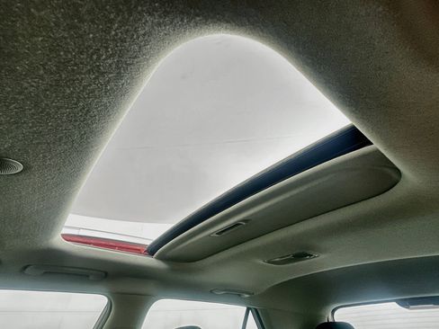 Used 2025 Hyundai Venue SEL FWD image 25