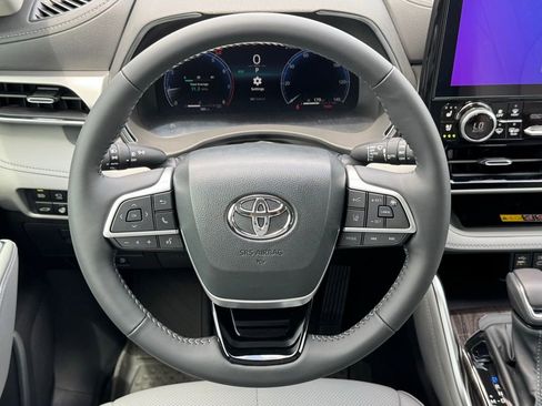 Used 2026 Toyota Highlander Platinum AWD/4WD image 24