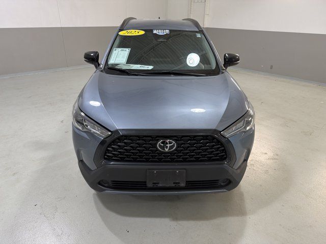 Used 2025 Toyota Corolla Cross LE FWD image 3