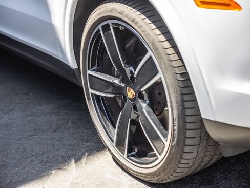 Certified 2023 Porsche Cayenne AWD/4WD image 11