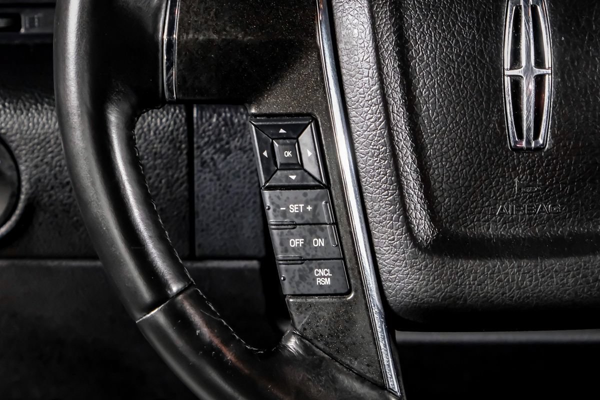 Used 2016 Lincoln Navigator Select RWD image 17