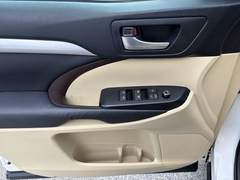 Used 2015 Toyota Highlander XLE FWD image 18