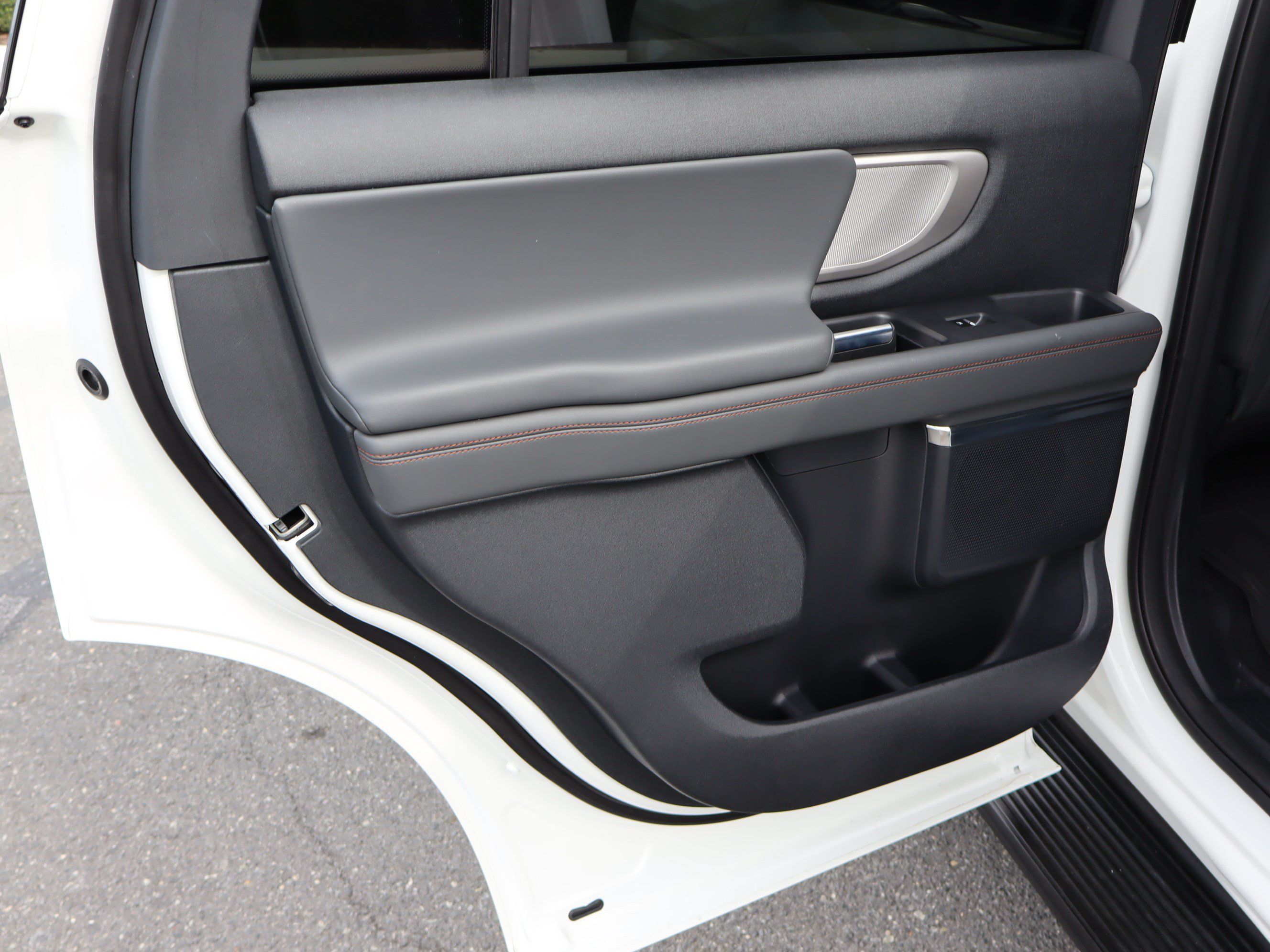 Used 2025 Ford Expedition Active RWD image 33