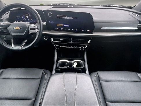 Used 2025 Chevrolet Traverse LT image 8