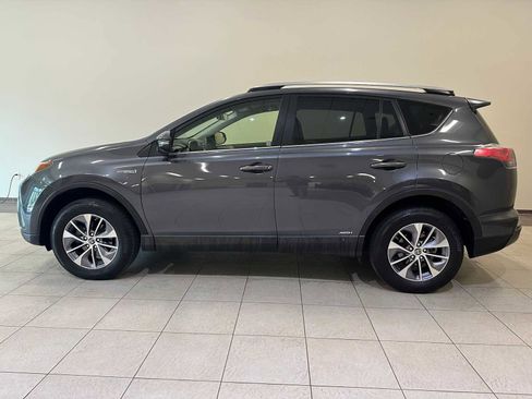 Used 2018 Toyota RAV4 LE image 3