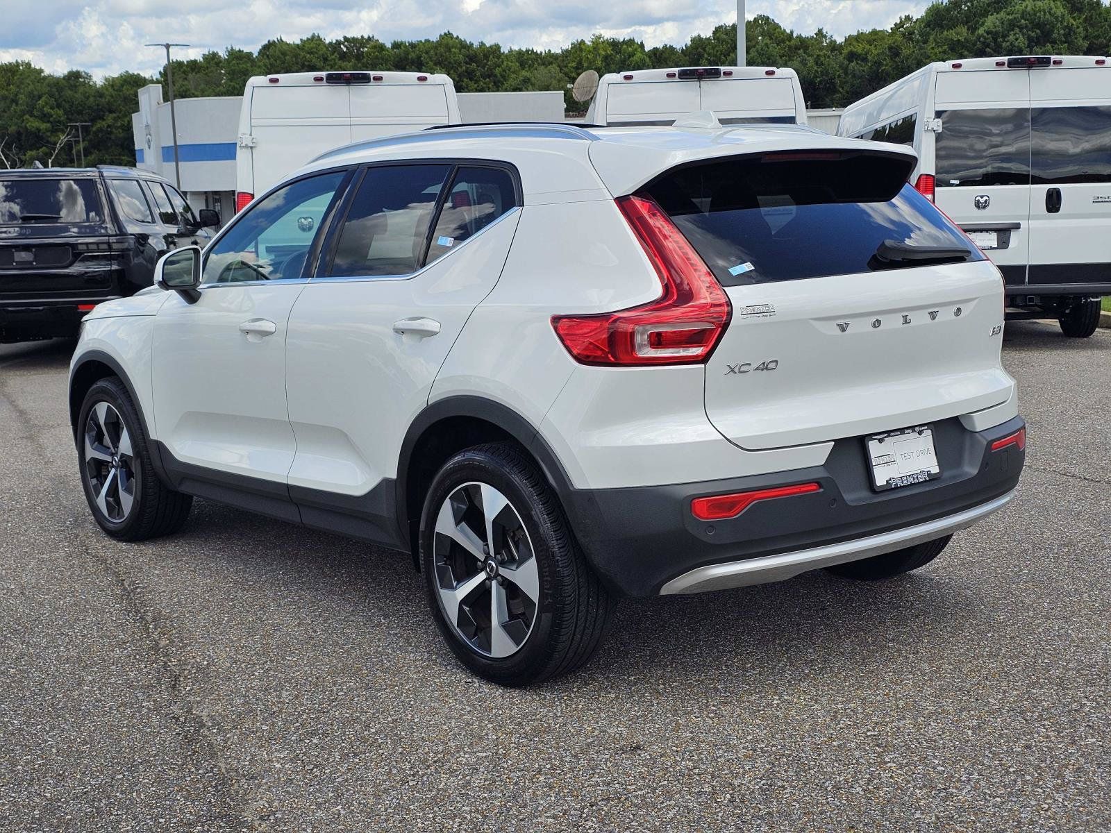 Used 2024 Volvo XC40 B5 Plus AWD/4WD image 12