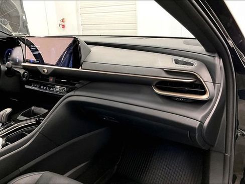 Used 2025 Toyota Crown Signia image 19