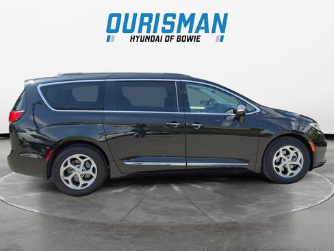 Used 2023 Chrysler Pacifica Limited FWD image 7