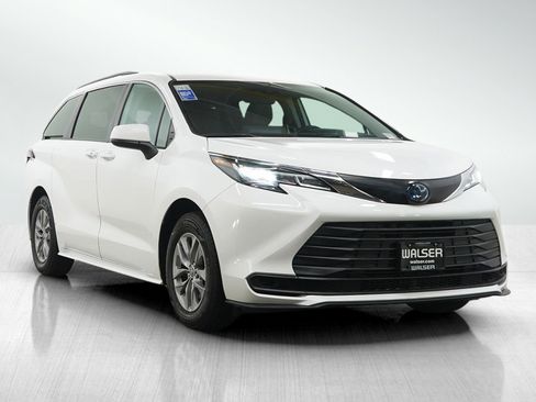 Used 2022 Toyota Sienna LE image 7