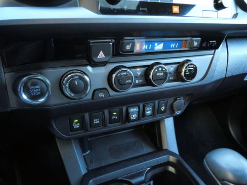 Certified 2018 Toyota Tacoma TRD Off-Road image 24