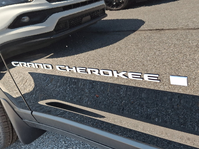 New 2026 Jeep Grand Cherokee Laredo w/ MOPAR Finishing Package AWD/4WD image 19