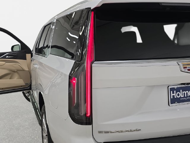 Used 2023 Cadillac Escalade ESV Premium Luxury w/ LPO, Floor Liner Package AWD/4WD image 34