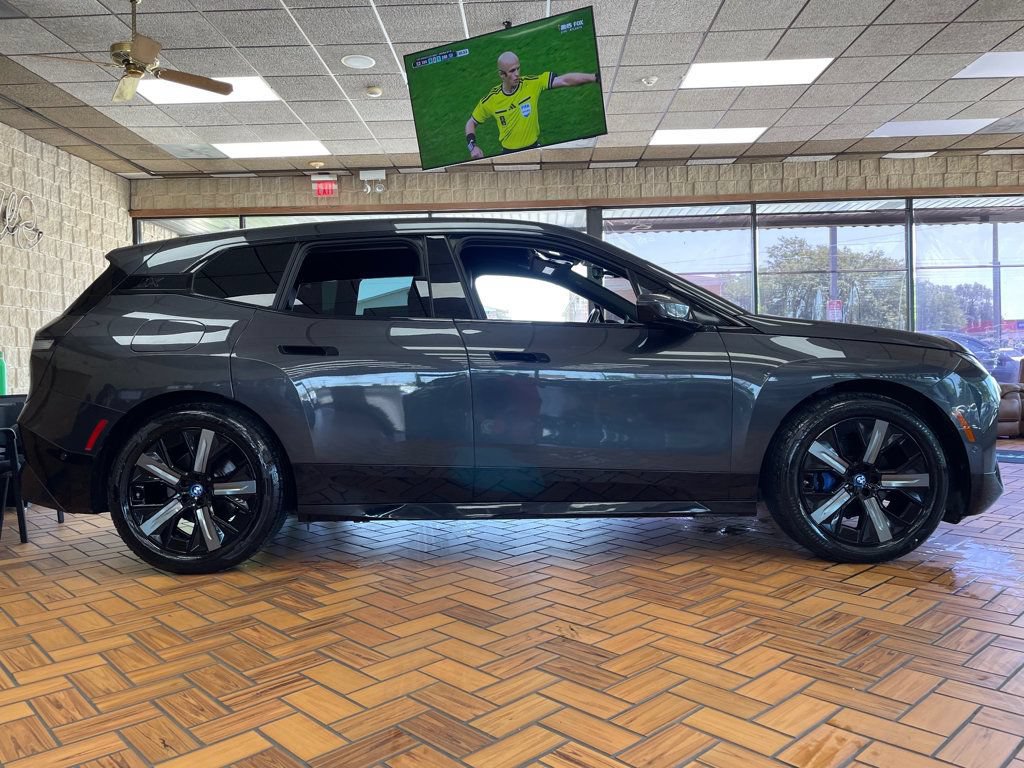 Used 2022 BMW iX xDrive50 w/ Sport Package AWD/4WD image 7