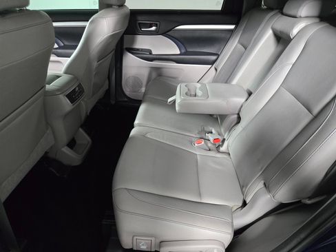 Used 2014 Toyota Highlander XLE FWD image 12