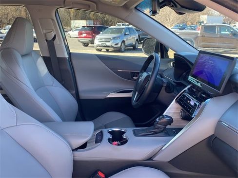 Used 2024 Toyota Venza XLE image 11