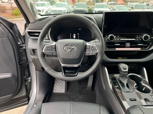 New 2026 Toyota Highlander Platinum image 12