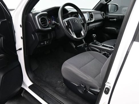 Used 2018 Toyota Tacoma TRD Sport AWD/4WD image 2