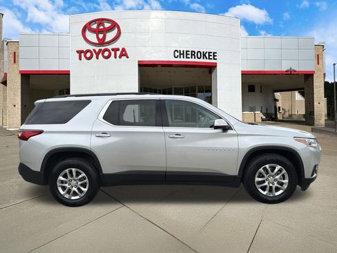 Used 2020 Chevrolet Traverse LT w/ Driver Confidence II Package AWD/4WD image 4