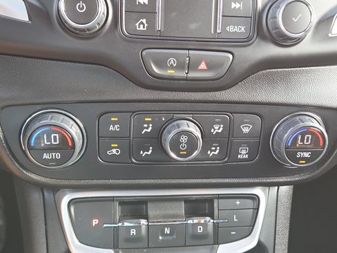 Used 2024 GMC Terrain SLT w/ Tech Package FWD image 32