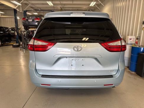 Used 2017 Toyota Sienna XLE w/ XLE Navigation Package FWD image 12