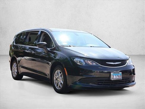 Used 2017 Chrysler Pacifica LX FWD image 3